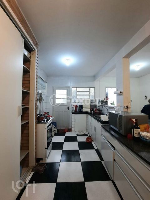 Image 9 - 882101