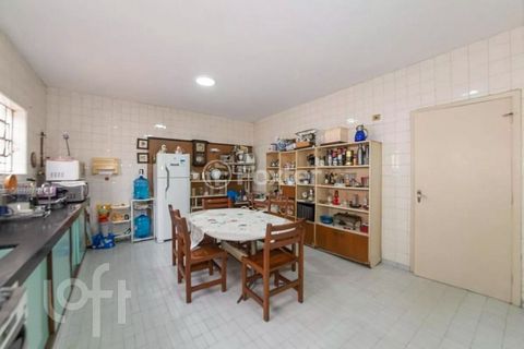Image 6 - 882125