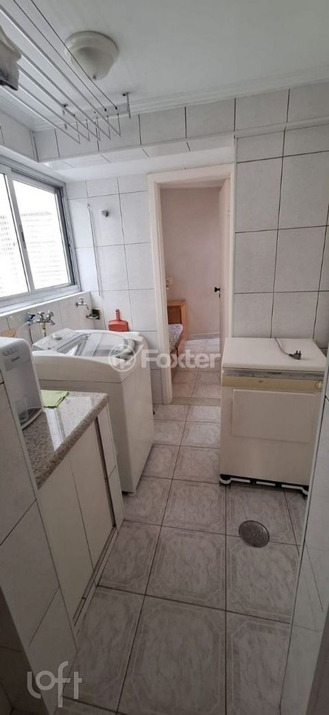 Image 6 - 882135