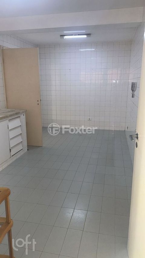 Image 6 - 882153