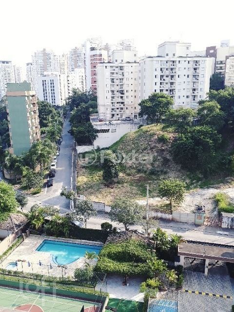 Image 12 - 882185