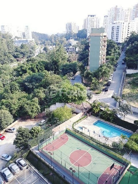 Image 13 - 882185
