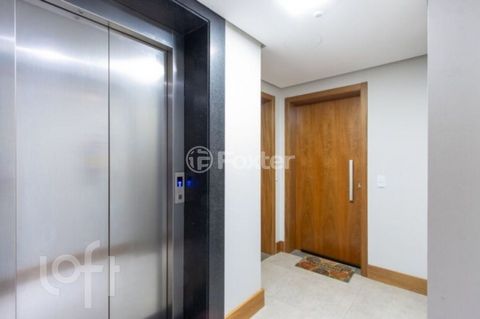 Image 8 - 882212