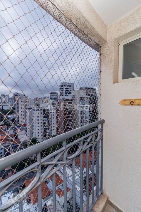 Image 16 - 882261