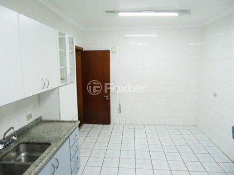 Image 6 - 882374