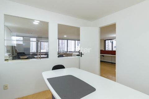 Image 9 - 882444