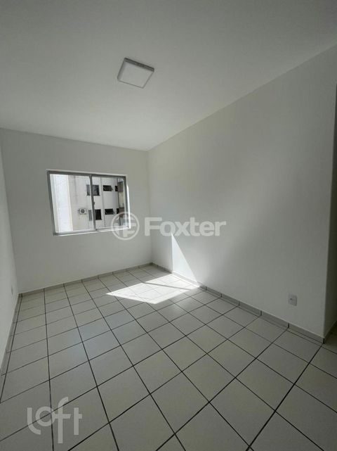 Image 7 - 882518