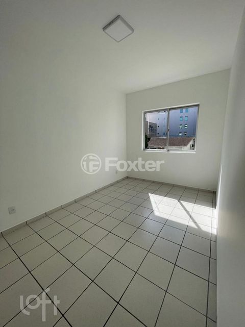 Image 4 - 882518