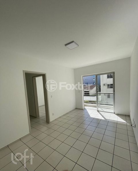 Image 1 - 882518