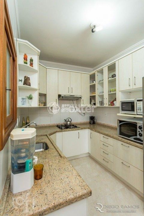 Image 6 - 882520