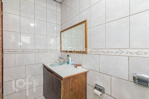 Image 18 - 882529