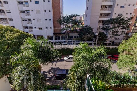 Image 6 - 882540