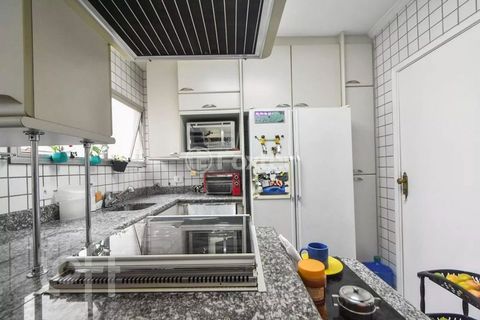 Image 10 - 882555