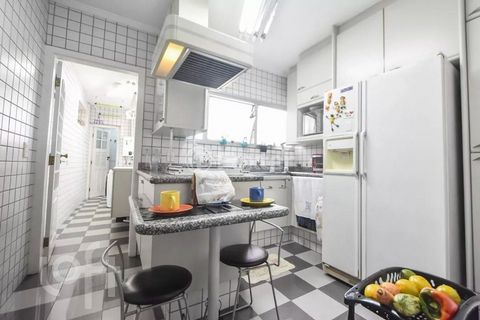 Image 7 - 882555