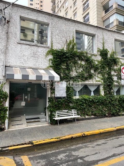 Image 10 - 882635
