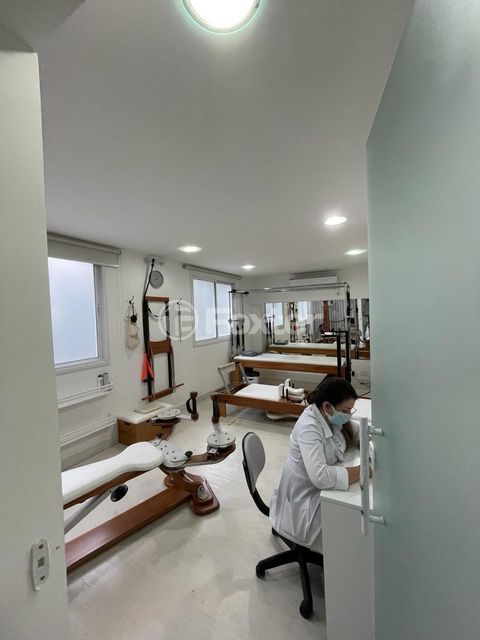 Image 7 - 882635