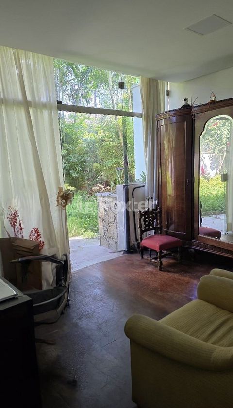 Image 1 - 882669