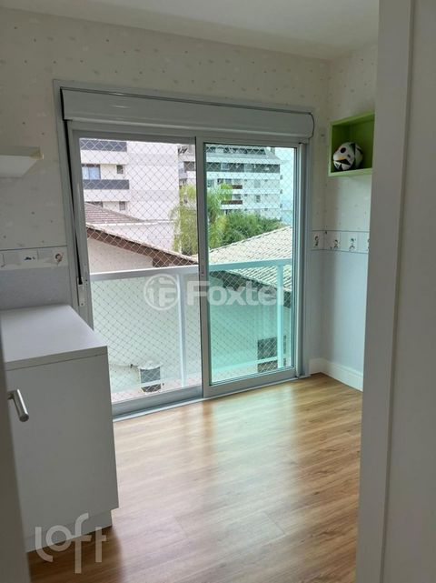 Image 6 - 882689