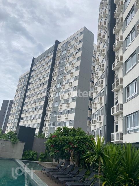 Image 17 - 882692