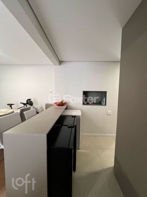 Image 10 - 882822