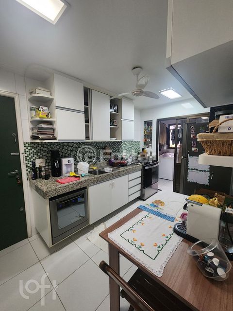 Image 5 - 882844