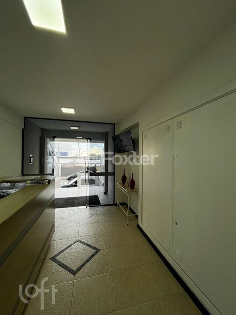 Image 10 - 882886