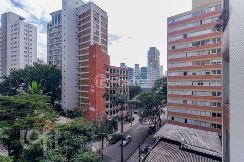 Image 6 - 882925