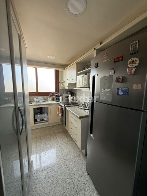 Image 12 - 882998