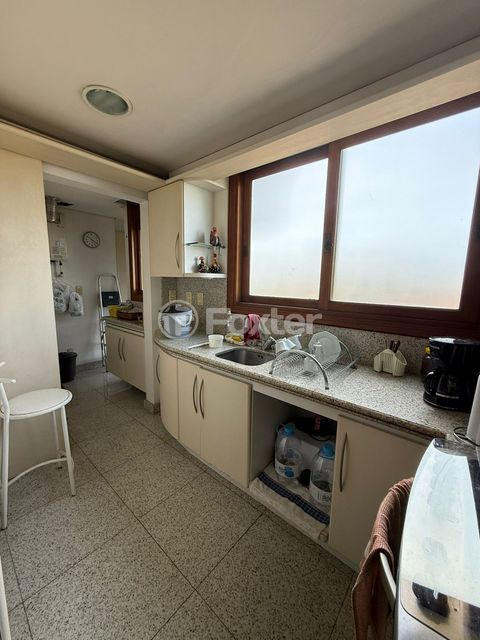 Image 11 - 882998