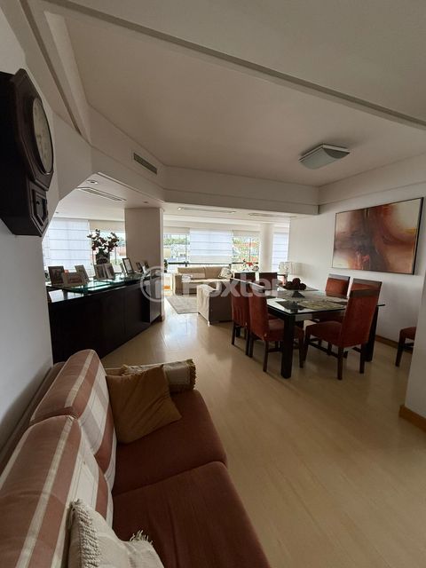 Image 3 - 882998