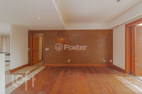 Image 7 - 883003