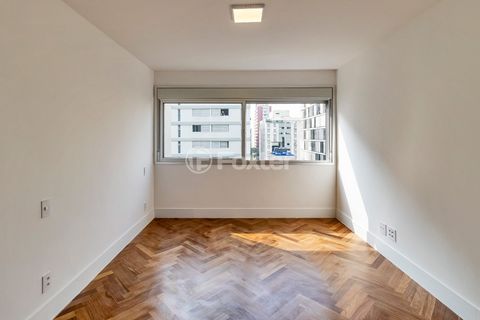 Image 11 - 883115