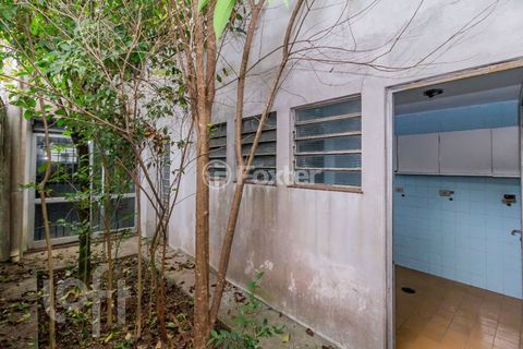 Image 11 - 883120