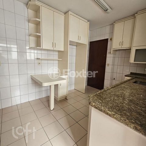 Image 1 - 883174