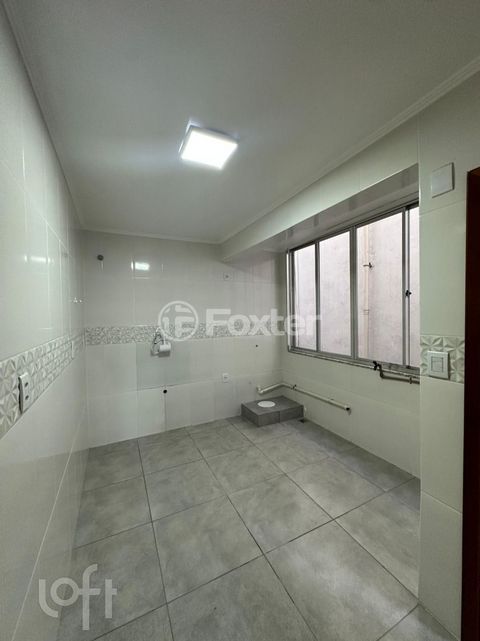 Image 6 - 883204