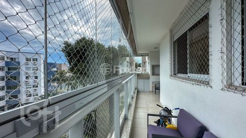 Image 10 - 883249
