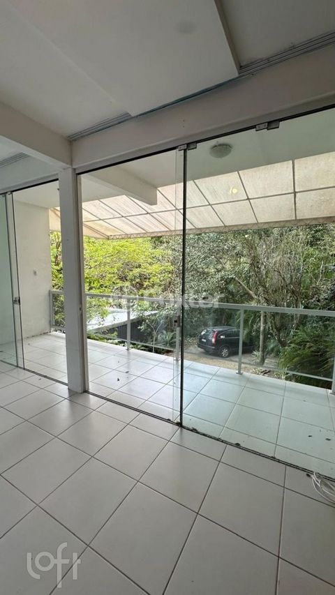 Image 11 - 883485