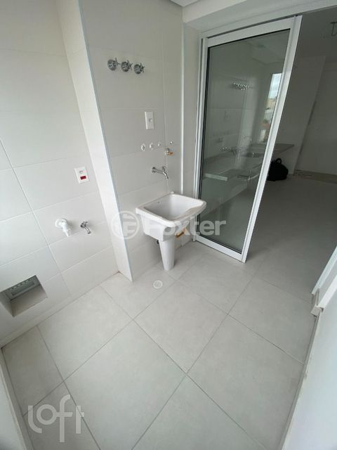 Image 5 - 883579
