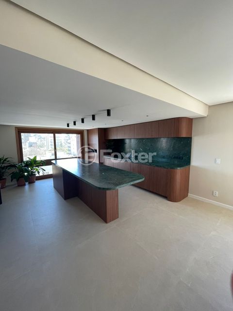Image 3 - 883608
