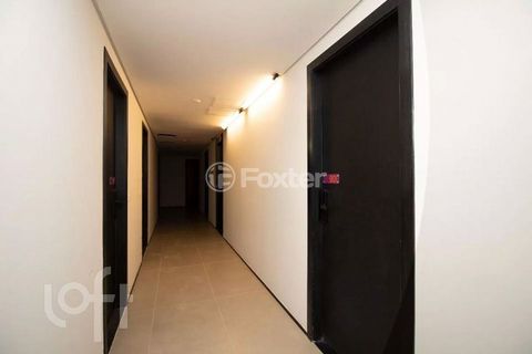 Image 8 - 883685
