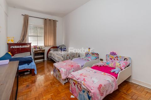 Image 12 - 883698