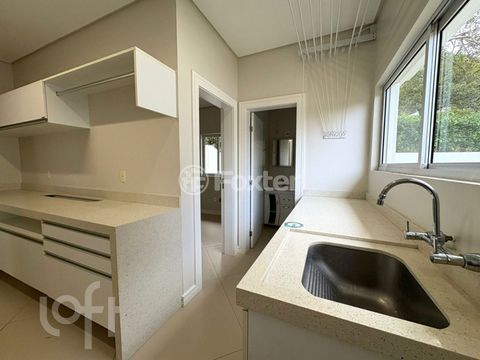 Image 10 - 884016