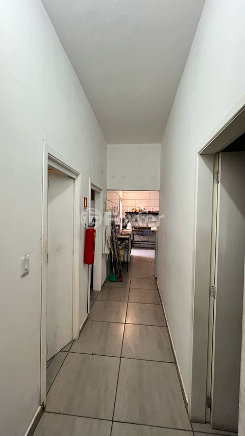 Image 10 - 884050