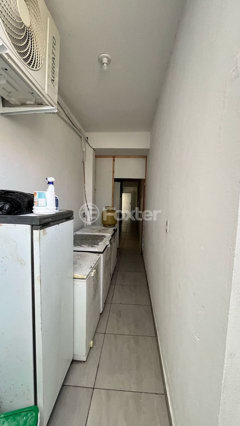 Image 11 - 884050