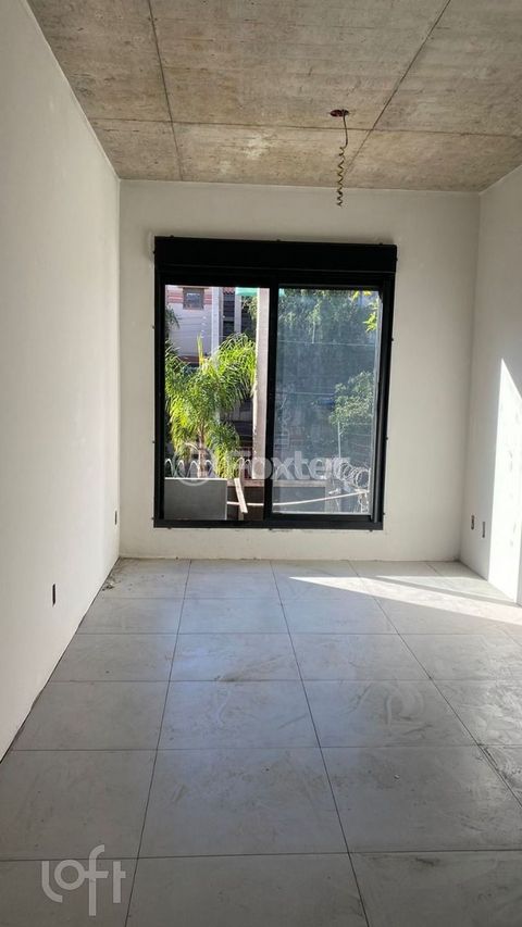Image 3 - 884051
