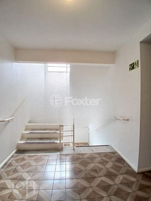 Image 19 - 884061