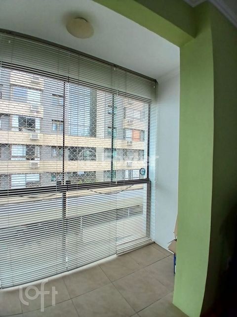 Image 0 - 884061
