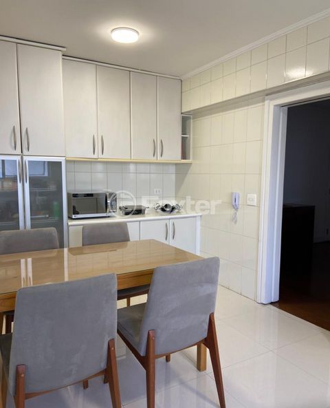 Image 11 - 884077