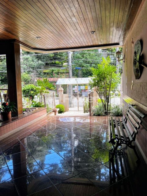 Image 11 - 884222