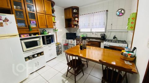 Image 8 - 884228